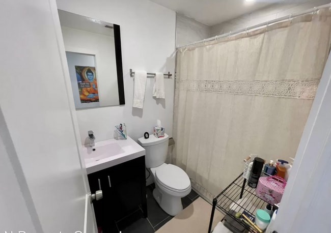 Building Photo - Newly Renovated Apartments-Temple University Unit 3