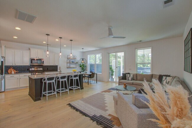 Photo - 4 Bedroom 2.5 Bath Townhome in Oyster Point - Mount Pleasant