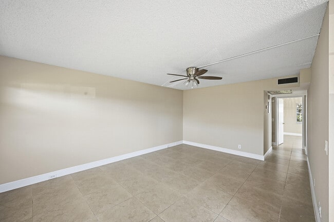 Photo - 476 Fanshaw L Unit 476