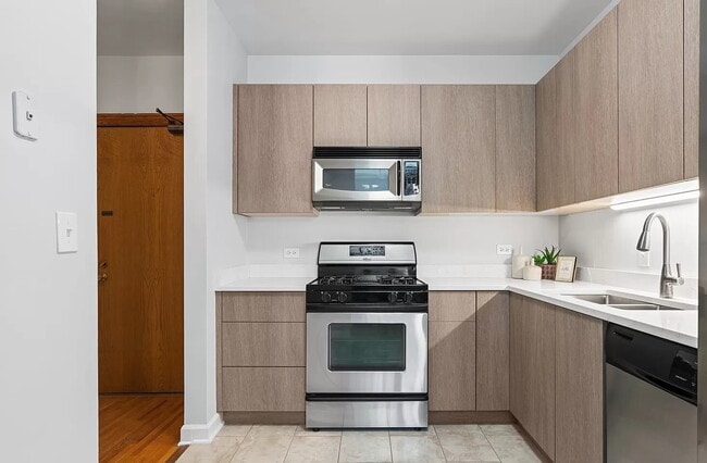 Photo - Chic 1-Bed Condo with Hardwood Floors in Prime Chicago Location!