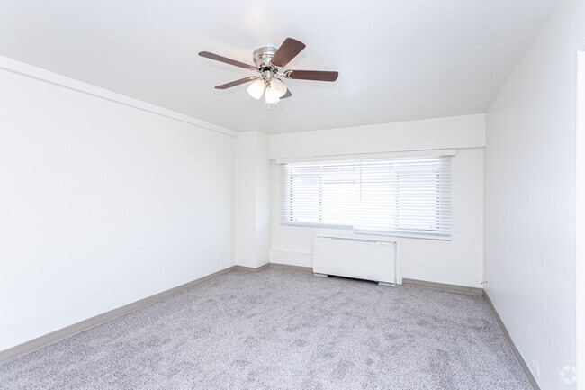 1BR, 1BA - 580SF - Living Room