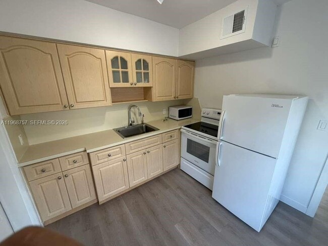 Building Photo - 4000 SW 16th Terrace Unit 4010