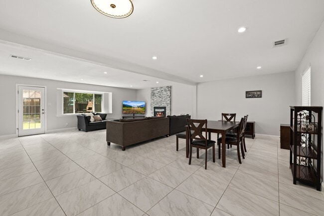 Photo - 2114 Briargreen Dr