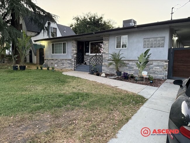 Photo - Cozy Home near Bakersfield College!