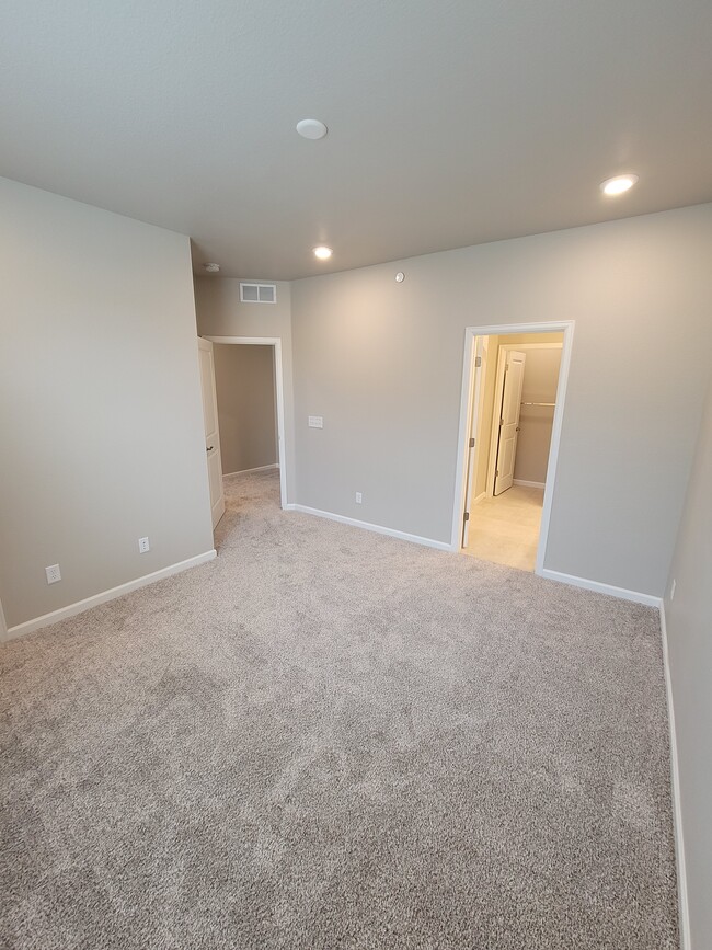 Photo - 463 Millwall Cir