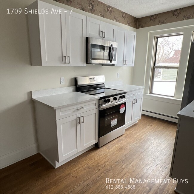 Huge 2 Bedroom! Completely Remodeled! - Huge 2 Bedroom! Completely Remodeled! Apartment Unit 7