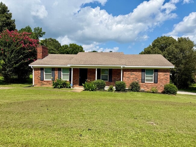 Building Photo - 3 bedroom 2 bath LAWN CARE INCLUDED!
