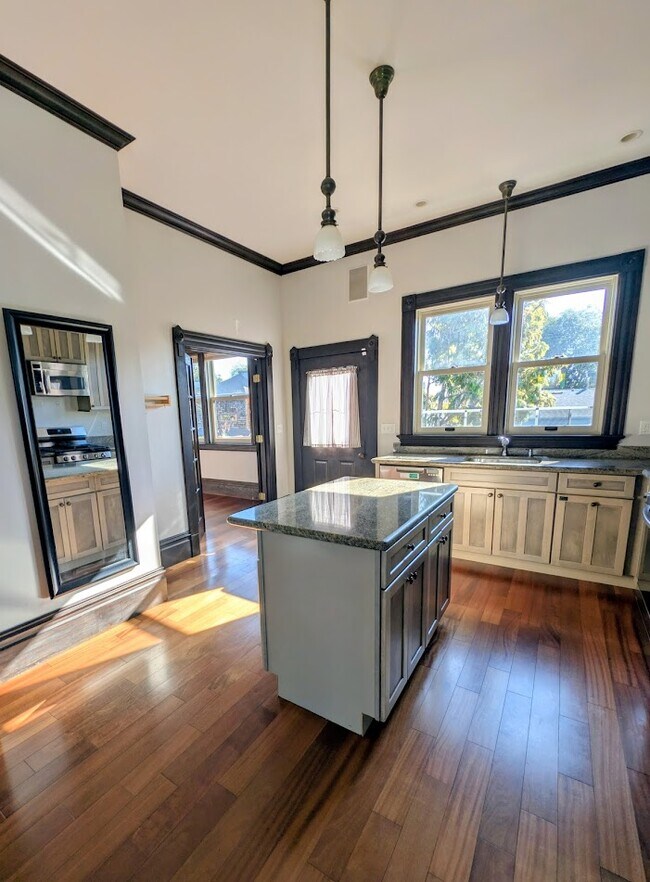 Photo - 1418 67th St