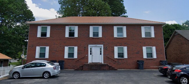 Building Photo - 1849 Summerhaven Ave Unit Apt. 4