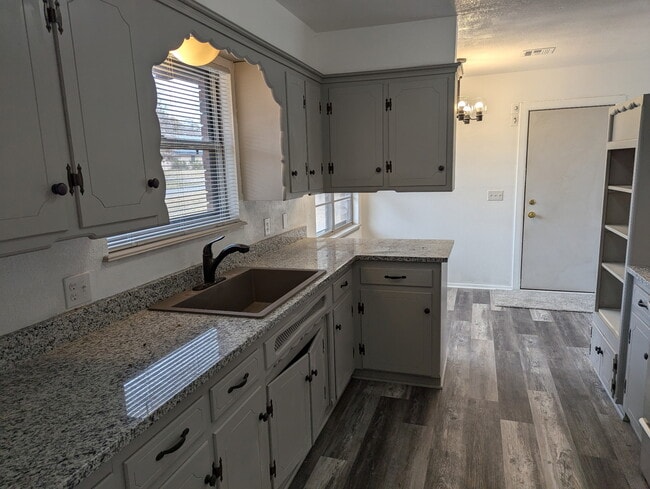 Photo - 1916 Graham Ave