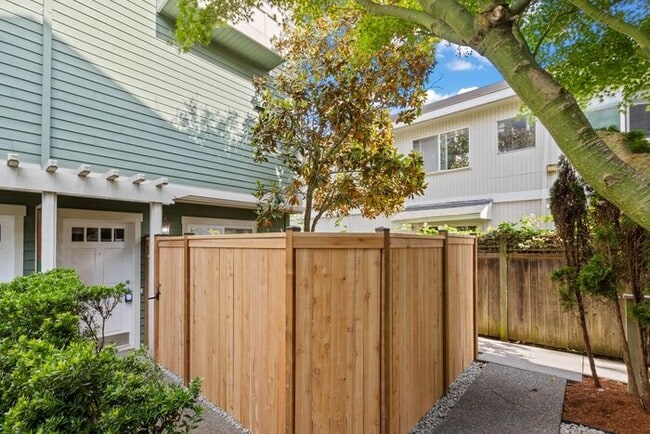 Photo - Charming AIR CONDITIONED Alki Townhome