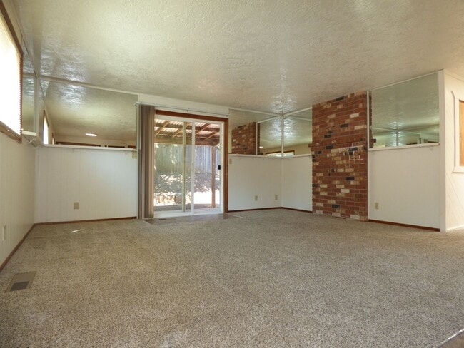 Photo - 2081 Elmwood Dr S