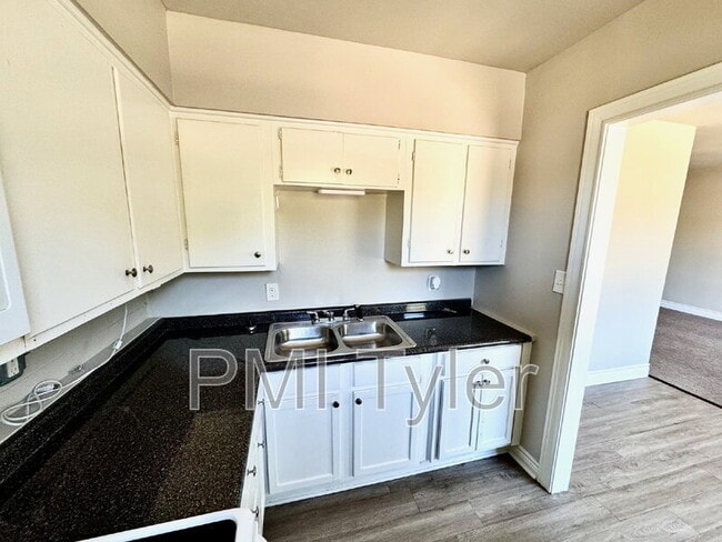 Photo - 1822 W Oakwood St