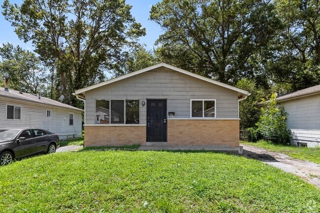 Building Photo - Charming 3-Bedroom Home with Fenced Yard a...