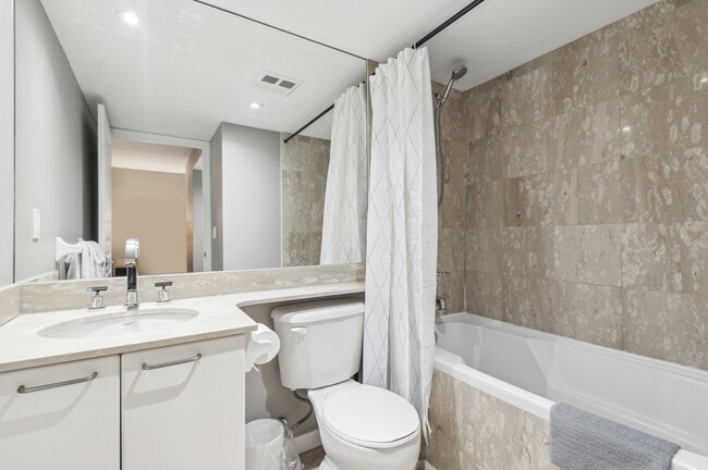 136 Simcoe St Unit SI FL1-ID1031079P
