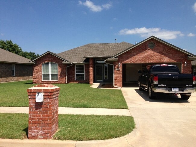 Building Photo - 3 Bed + Office - Moore Schools - Must See