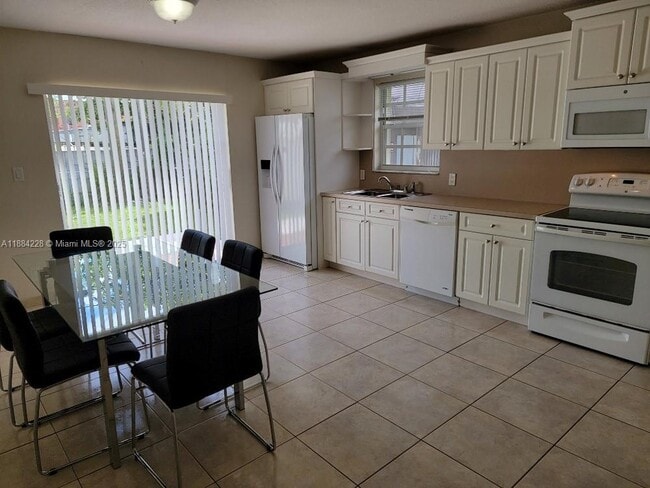 Photo - 150 E 6th St