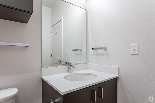 2BR, 1BA - 988 SF