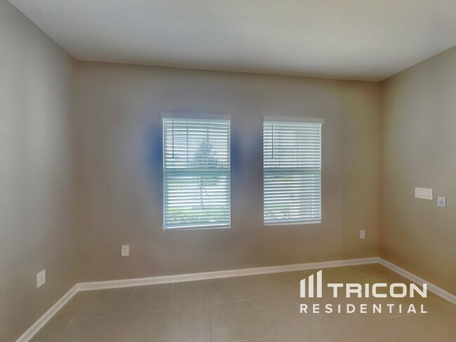 Photo - 728 Squire Ave