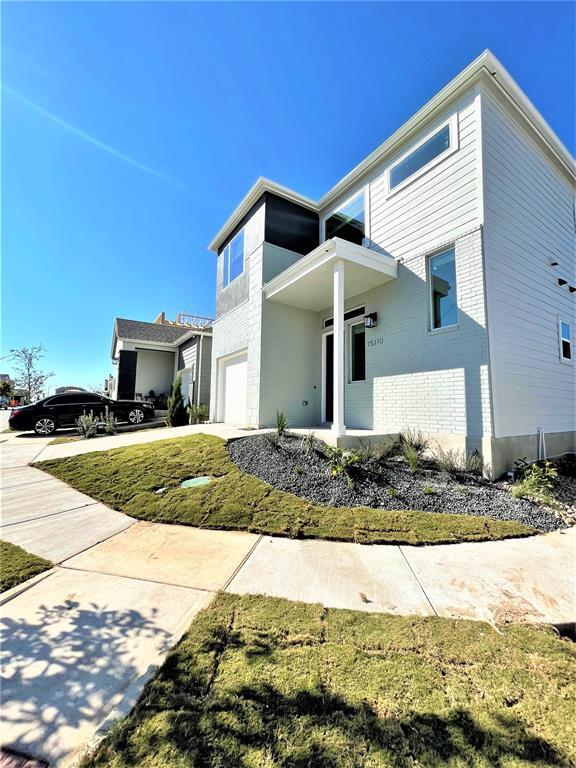 Photo - 15110 Forum Ave