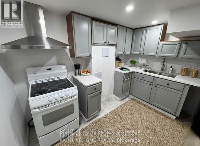 Photo - 1395 Dougall Ave