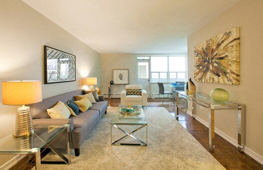 Photo - 300 St. Clair West