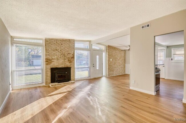 Photo - 825 Derhake Rd