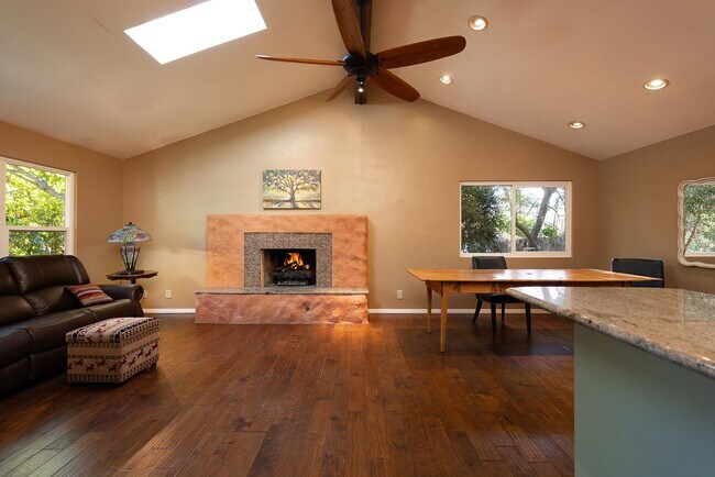 Photo - Cozy 2 Bedroom Cottage with Lush Gardens