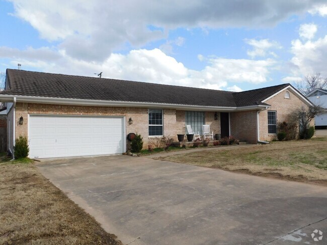 Building Photo - Spacious 3 Bedroom House with Fenced in Ba...