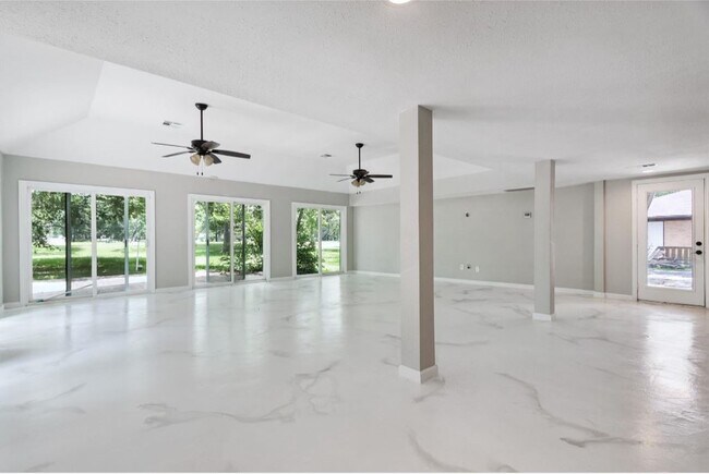 570 Roanoke Dr