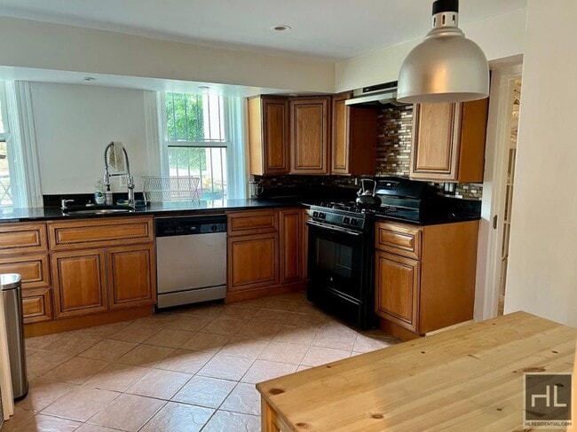 Building Photo - 1 bedroom in BROOKLYN NY 11233