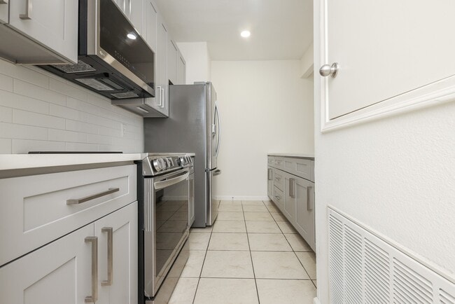 Building Photo - 17441 Red Oak Dr Unit 7441