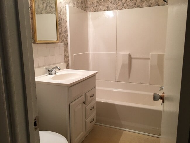 Photo - 2 Bedroom Condo 4 Blocks from UTK Campus! Unidad FPB103 BR1 (right larger bedroom) (HOLJ)