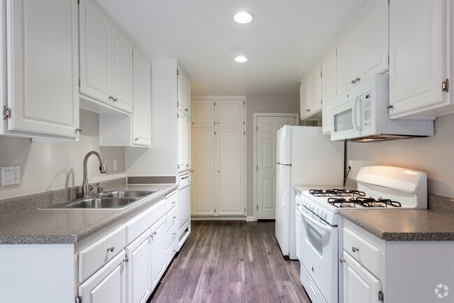 1BR, 1BA - 820 SF