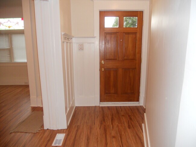 Photo - 545 49th Av E Unit Main Floor