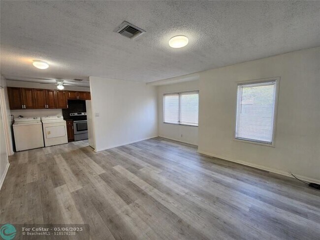 Photo - 2466 Lincoln St