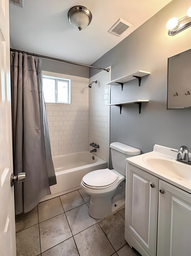 Photo - 240 N York St