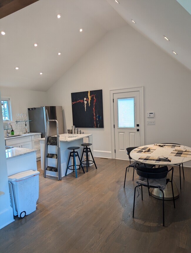 Spacious and light layout - 830 Myrtle St NE Unit B