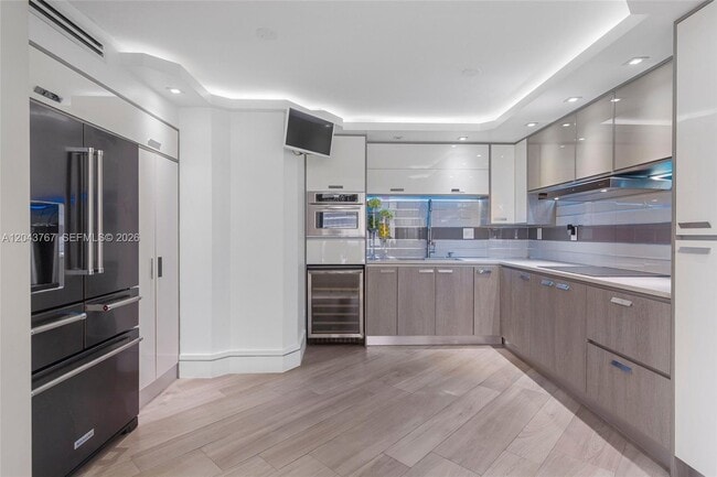 Building Photo - 6061 Collins Ave Unit 8F