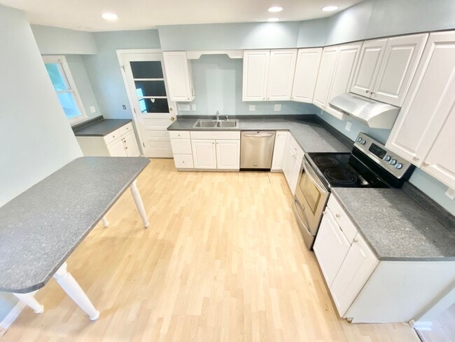 Building Photo - 4 Bedroom Home in South Burlington VT Avai...