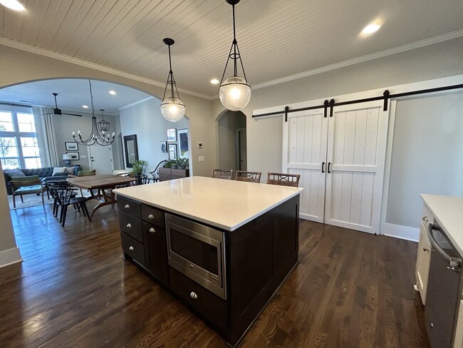 Photo - 405 E 32nd Ave