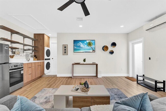 10430 Sunset Strip Unidad SHORT TERM
