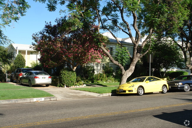 #8 Dixie Canyon Avenue - #8 Dixie Canyon Avenue Apartments Unit 2Bed