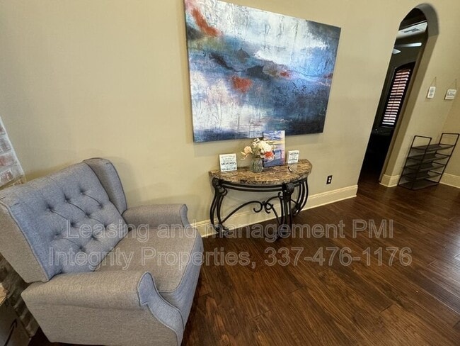 Photo - 330 Dunvegan Ct