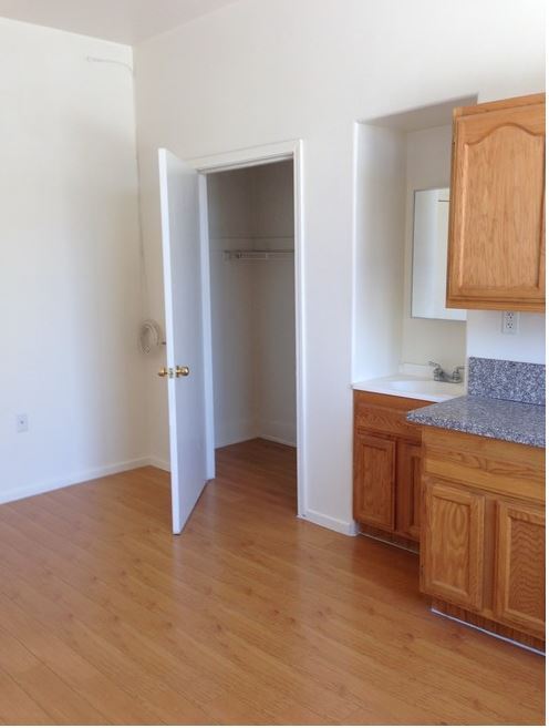 Studio- 150 sq ft shared bathroom - Casa Loma LA Apartments