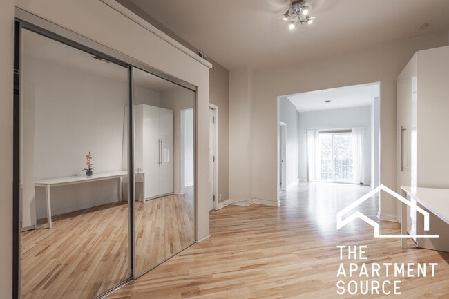 Building Photo - 2554 W Cortland St Unit 1f