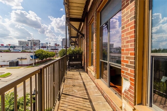 Photo - 2205 McKinney St Unidad 306