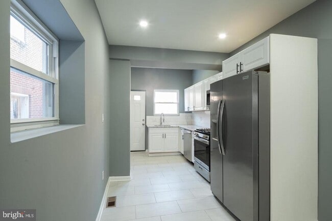 Photo - 3060 Salmon St