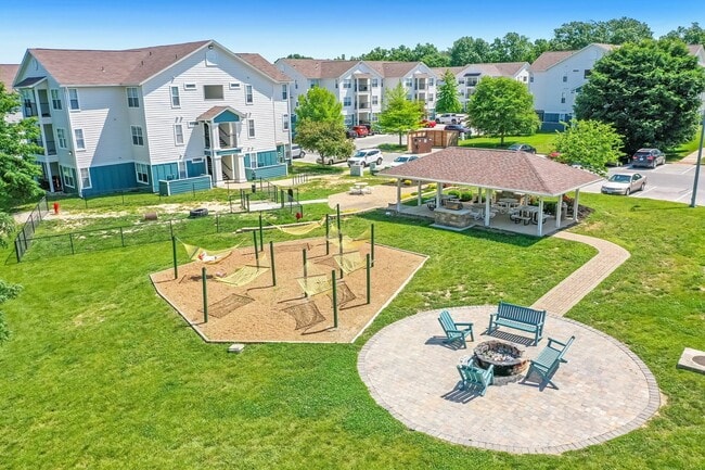 Outdoor Lounge and Seating - Campus Lodge Columbia