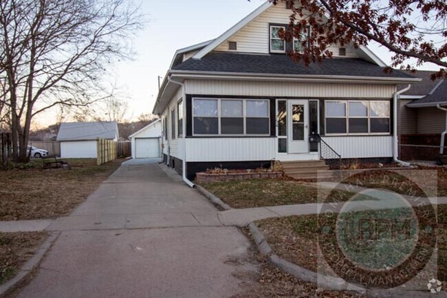 Building Photo - Updated 4 Bed Home | Council Bluffs